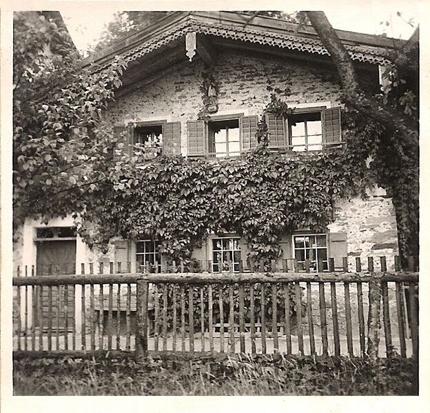 Datei:Johannes-Haus mit Johannes-Statue.jpg