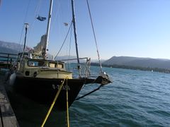 Ein Schiff im Hafen