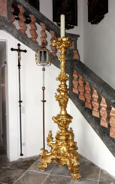 Datei:Kerzenständer in der Wallfahrtskirche Attersee.jpg