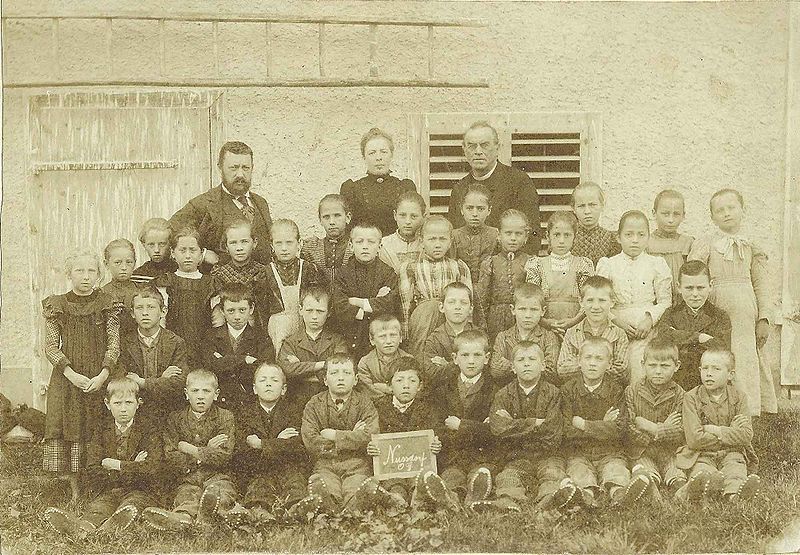 Datei:VolksschuleNußdorf1909.jpg