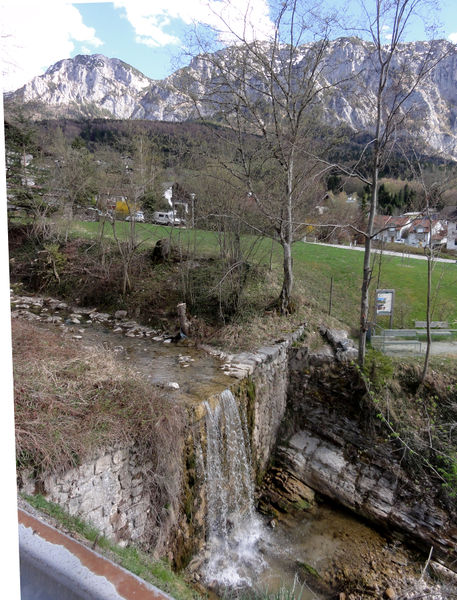 Datei:Steinbachverlauf im Ort mit Höllengebirge.jpg