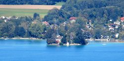 Schloss Litzlberg, Zoomaufnahme aus Weyregg.jpg