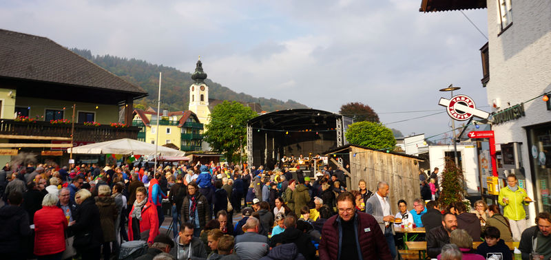 Datei:Szene vom Kastanienfest 2019 in der Ortsmitte von Unterach am Attersee.jpg