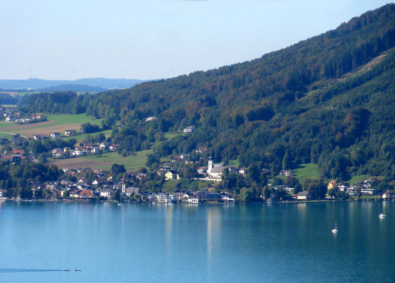 Datei:Attersee am Attersee, östliche Ansicht.jpg