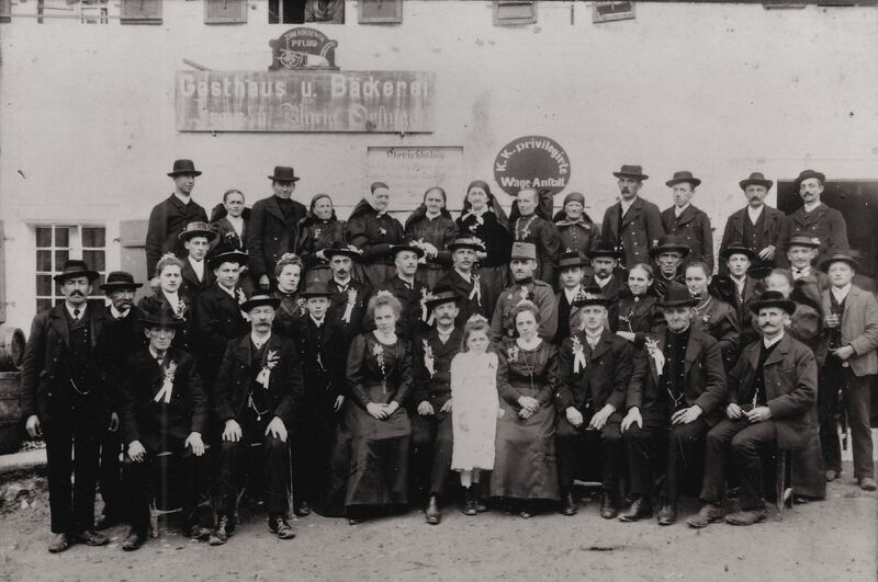 Datei:Hochzeitsgesellschaft vor Goldenem Pflug.jpg