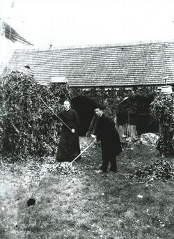 Pfarrer beim Heuarbeiten.jpg