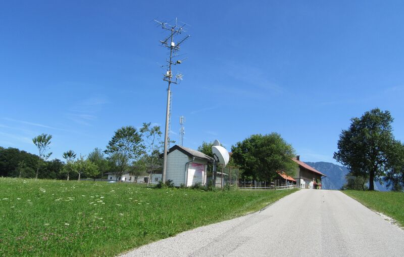 Datei:Sendeanlage in Aichereben, Rückseite Wastlmann-Gut.JPG