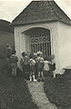 Kinder besuchen die Bräukapelle (Donnerkapelle) 1950