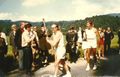 Karl Schäfer läuft mit dem Olympischen Feuer für München 1972 durch Parschallen-im Hintergrund Dr. Kurt Waldheim