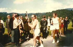 Karl Schäfer läuft mit dem Olympischen Feuer für München 1972 durch Parschallen-im Hintergrund Dr. Kurt Waldheim