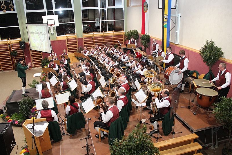 Datei:Trachtenkapelle Aurach.jpg