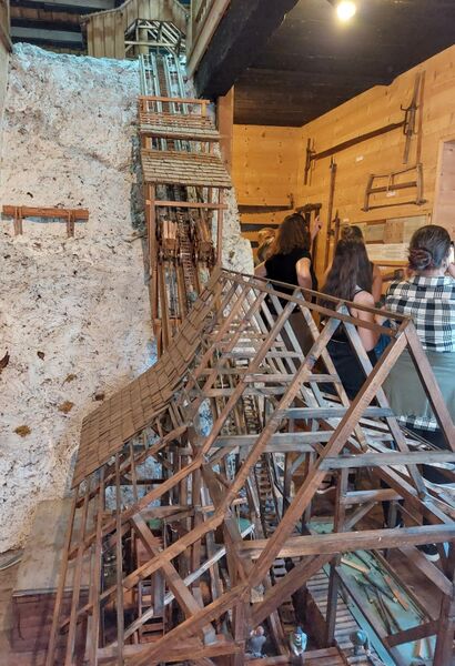 Datei:Hallholz Aufzug total.jpg