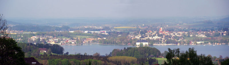 Datei:Kammer, Schörfling, Seewalchen, Ansicht von Berg.JPG