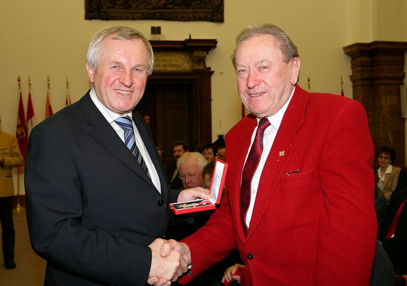 Datei:6. März 2006 - Übergabe Silberne Verdienstzeichen.JPG