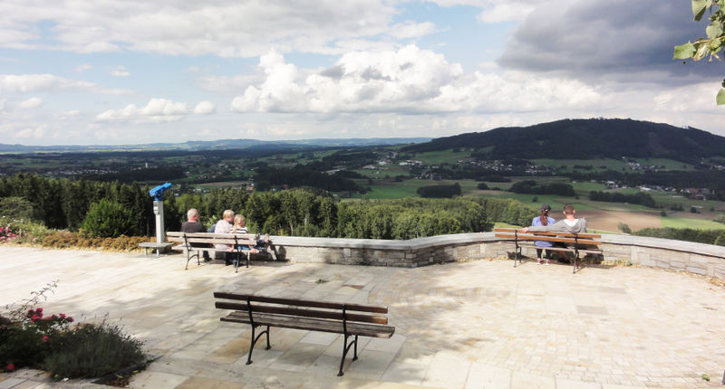 Datei:Aussichtsterrasse bei der Kronbergkapelle.jpg