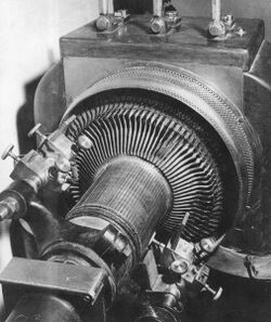 1894 erster Gleischstromgen St-Wolfgang Web.jpg