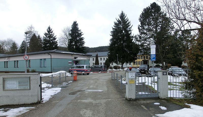 Datei:Einfahrt Lager Thalham.jpg