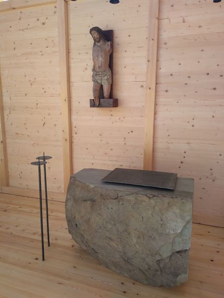 Datei:Auferstehungskapelle Straß Altar.jpg