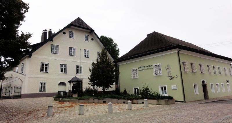 Datei:Pfarrhof und Pfarrmuseum in St. Georgen.jpg