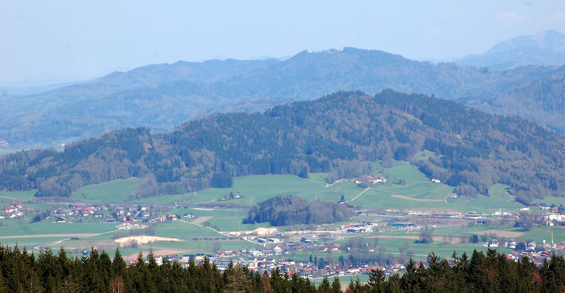 Datei:St. Georgen, Ansicht vom Attergau, Aussichtsturm.jpg