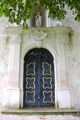 Das Portal der Kalvarienkapelle in St. Georgen samt Tafel und Statue über dem Tor