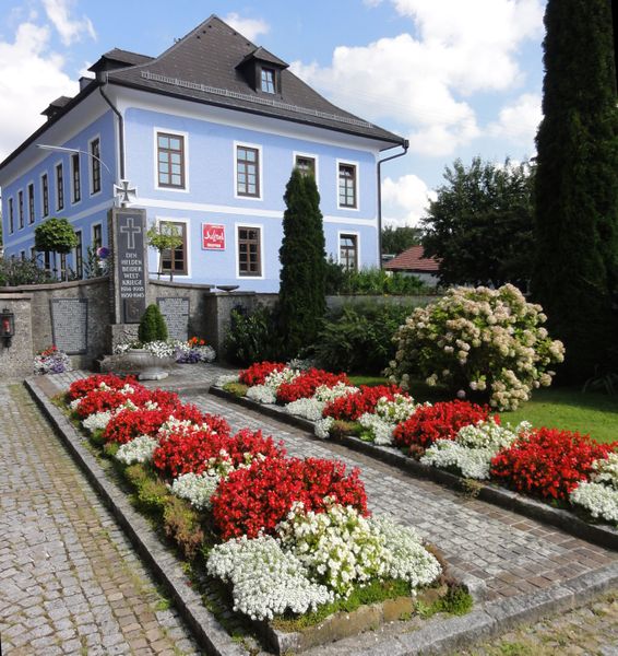 Datei:Kriegerdenkmal in Weyregg am Attersee.jpg