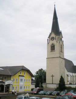 Pfarrkirche Gampern und Gasthof Gugg.jpg