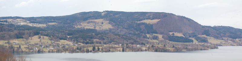 Datei:Panoramabild Attersee Westuferseite.JPG
