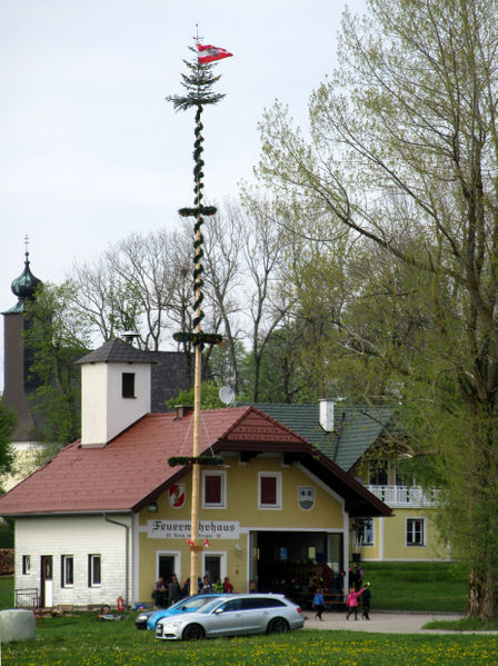 Datei:Zeughaus FF Berg.JPG