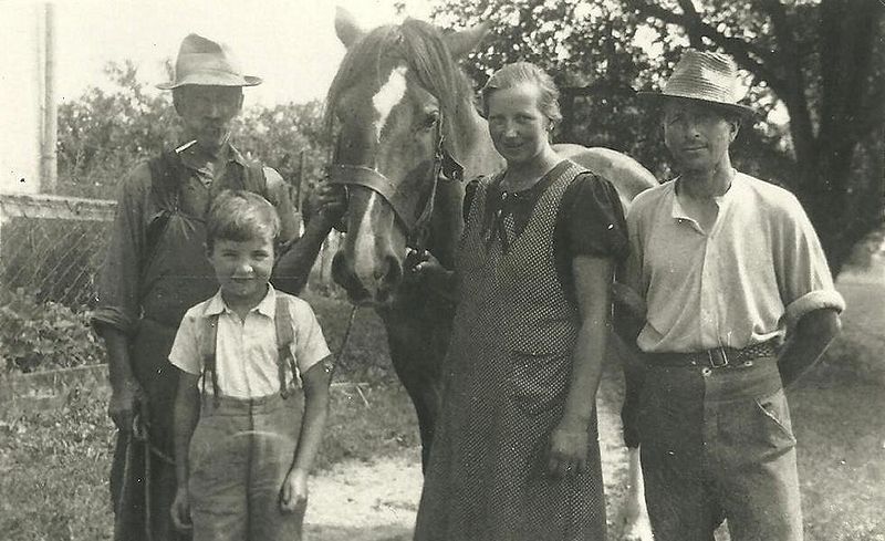 Datei:Hausleute+Pferd1943.JPG