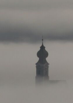 PfarrkKirchturmNebel.jpg