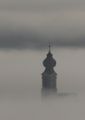 Kirchturm im Nebel