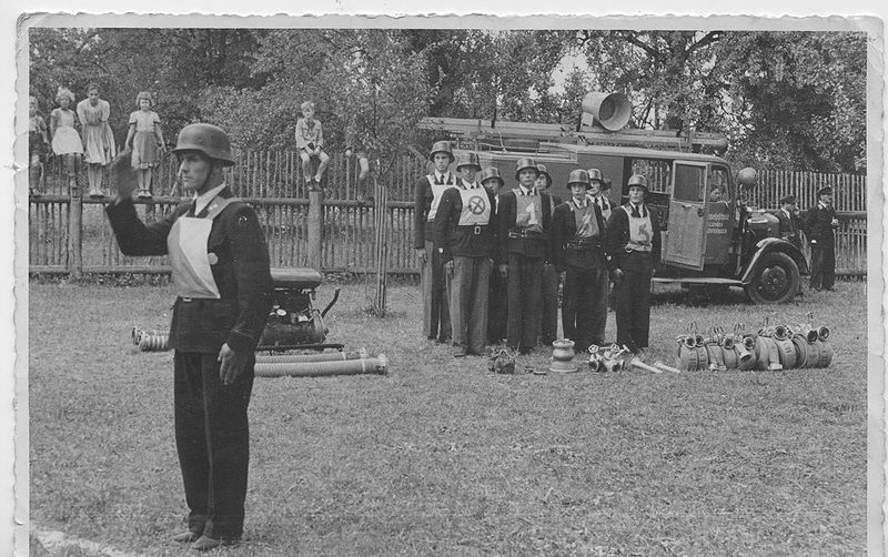 Datei:Bewerbsgruppe FF Thalham 1953.jpg