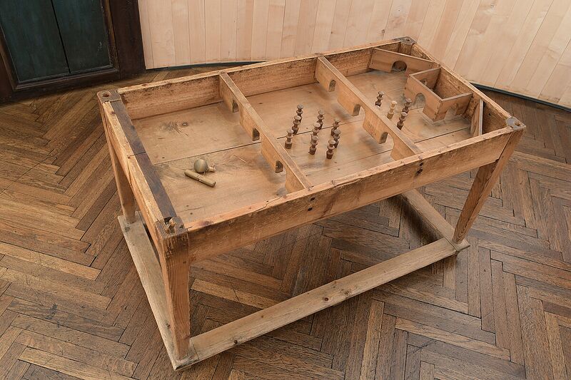 Datei:Drauhn’l-Tisch Schloss Trautenfels.jpg