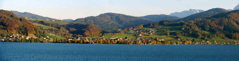 Datei:Weyreggansicht vom Westufer, Herbstbild.jpg