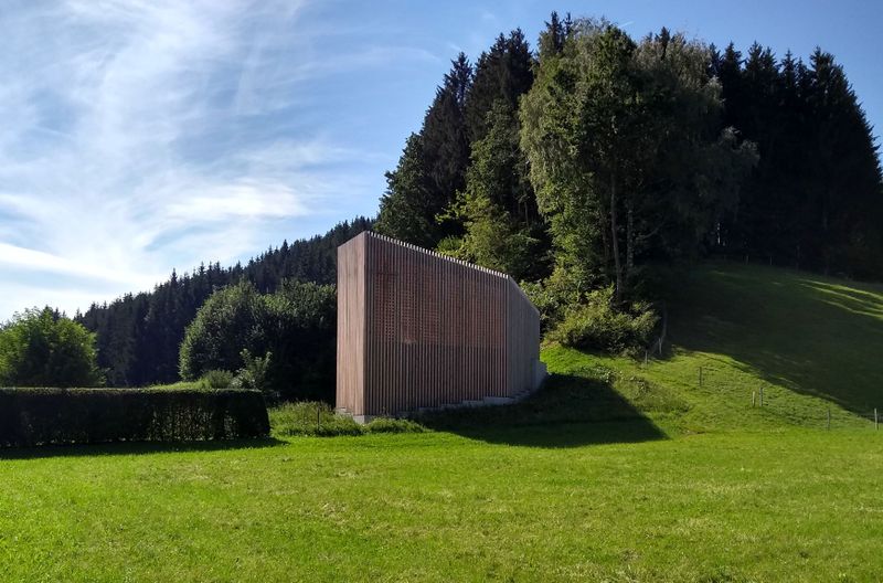 Datei:Auferstehungskapelle Straß Straßenseite.jpg