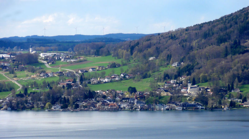 Datei:Attersee am Attersee, dahinter St. Georgen im Attergau, am Horizont die Windräder von Munderfing.jpg