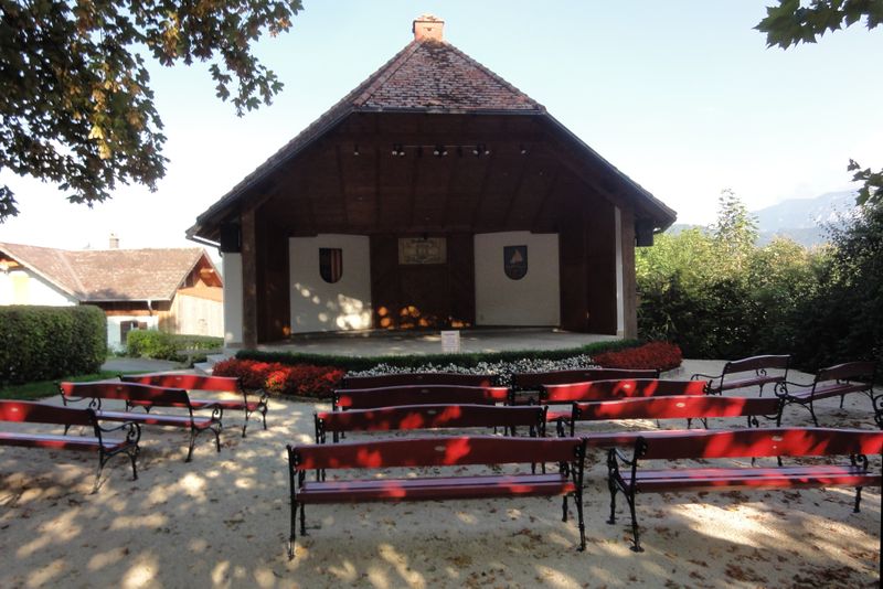 Datei:Musikpavillon in Nußdorf am Attersee.jpg