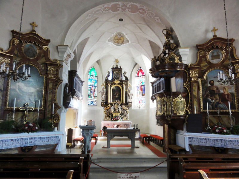 Datei:Pfarrkirche Unterach, Altäre und Kanzel.jpg