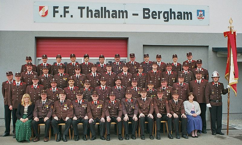 Datei:Mannschaft FF Thalham.jpg