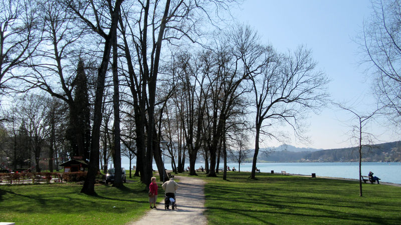 Datei:Park am Atterseeufer in Kammer.jpg