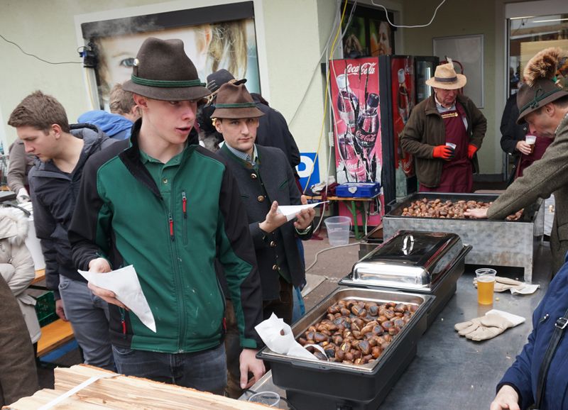 Datei:Bratkastanienproduktion in Unterach.jpg