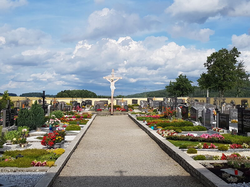 Datei:Friedhof mit neuem Kreuz.jpg