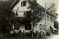 Das Großpointnerhaus 1934. Hier war eine Schneiderei, ein Lebensmittelgeschäft und später die Dorfstube Großpointner untergebracht. Hier wurde die Heimatgeschichtliche Sammlung von Walter Großpointner und die Fotografien dieses Artikels zusammengetragen.