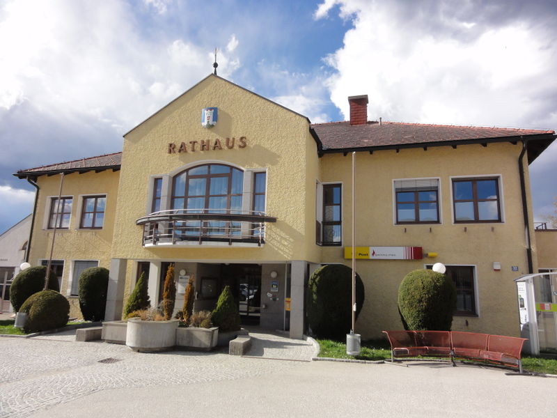 Datei:Rathaus von Schörfling.JPG