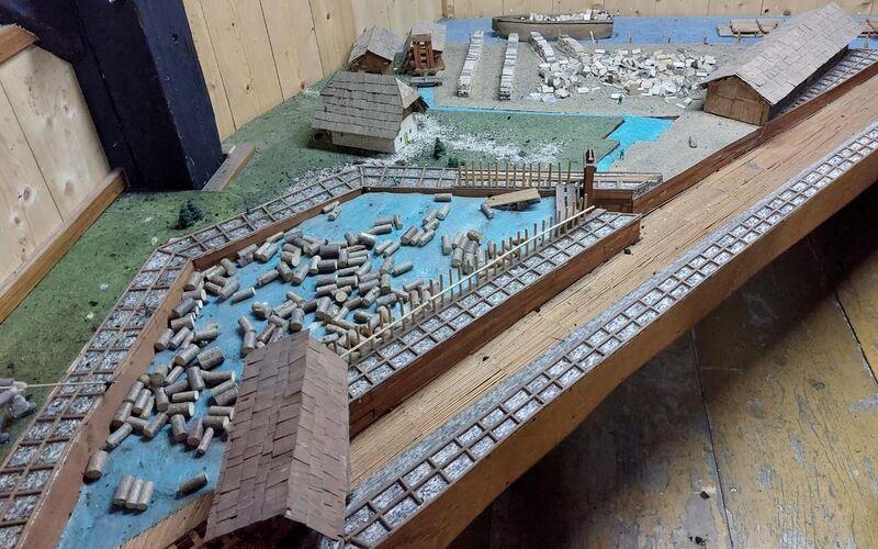 Datei:Hallholz Lagerplatz.jpg