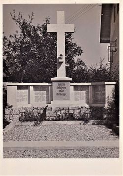 Kriegerdenkmal neben Gemeinde.jpg