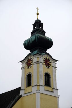 Turm der Pfarrkirche Unterach am Attersee.jpg
