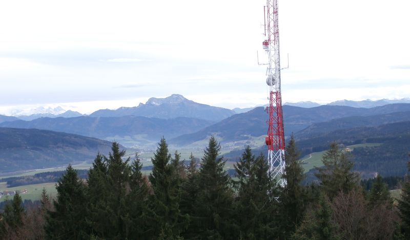 Datei:Attergauer Aussichtsturm, Südausblick in Richtung Schafberg.jpg