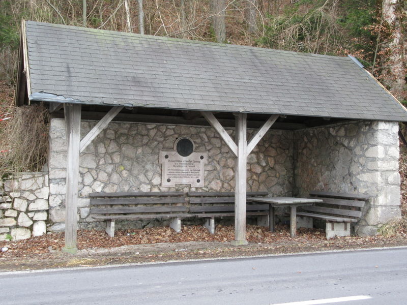 Datei:Überdachte Ruhebänke am Kaiserbrunnen und Erinerungstafel an Dr. Karl Ritter v. Heidler EgereggIMG 0690.JPG
